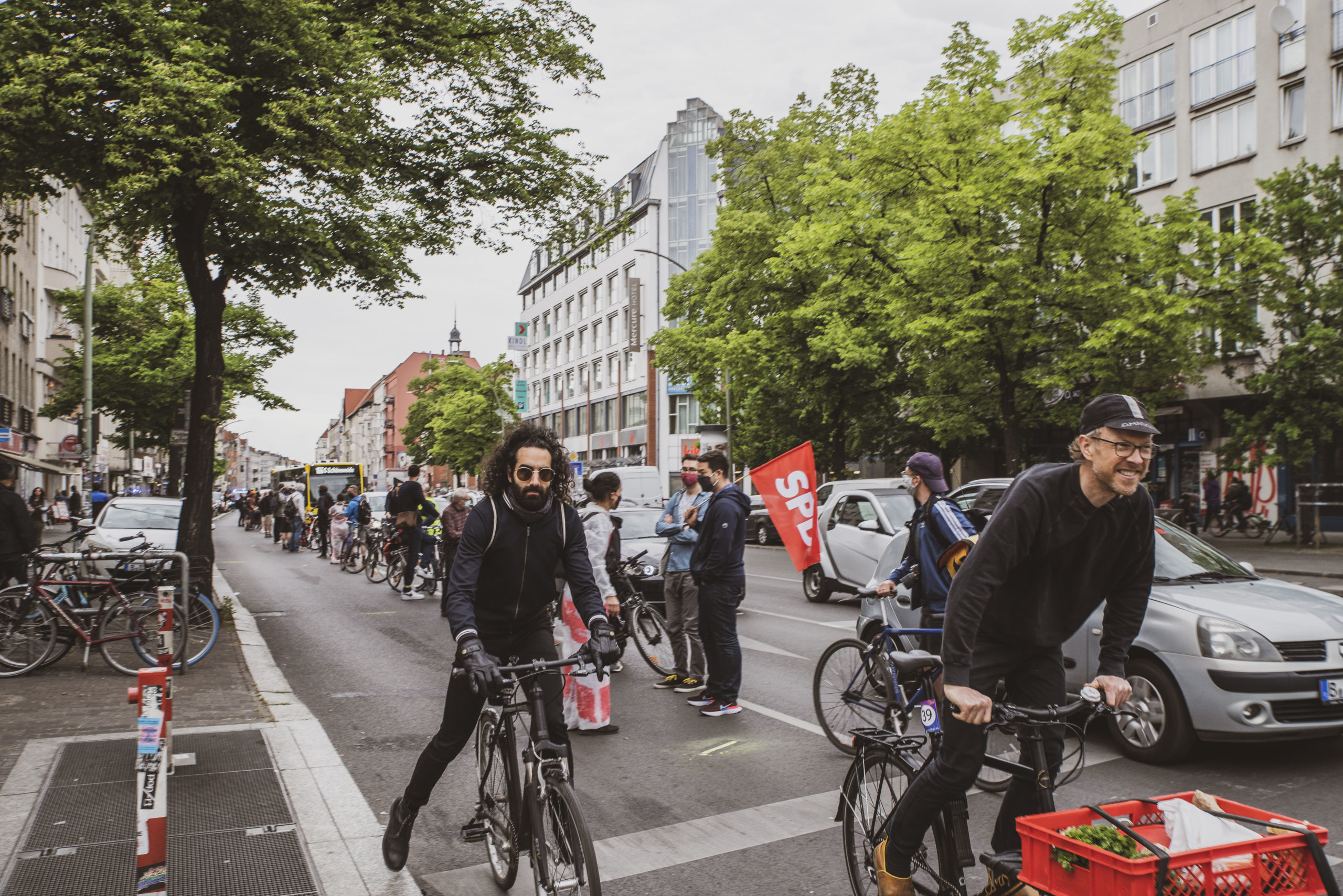 Straße mit Fahrrädern, Autos und einem Bus